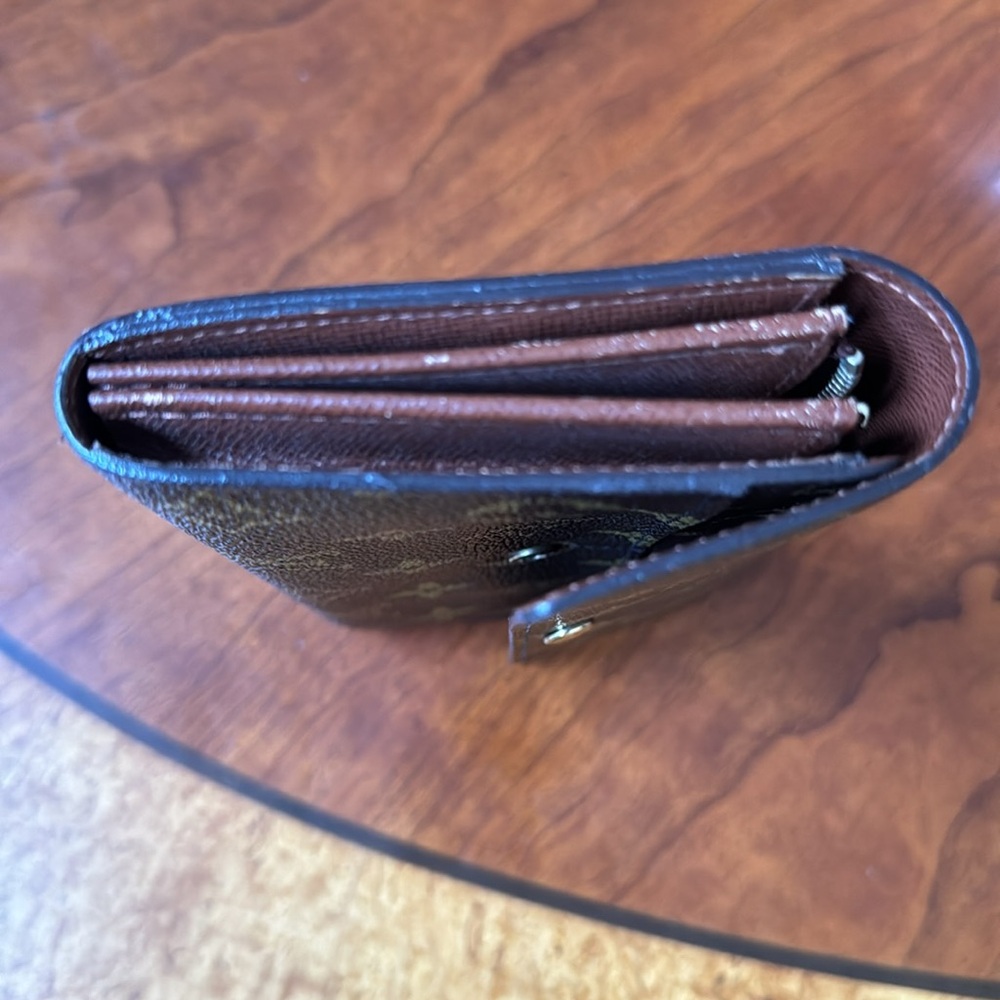 Authentic Pre-Loved Louis Vuitton Monogram Long wallet - Snap closure - zipper - Picture 7 of 9